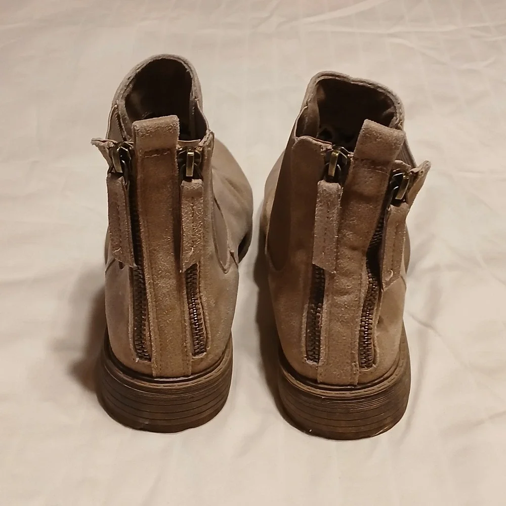 Womens Sz 8.5 Beige Suede Chelsea Boots‎ Back Zip Ankle Booties Fashion Footwear